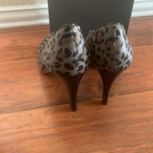Vince Camuto gray leopard print heels